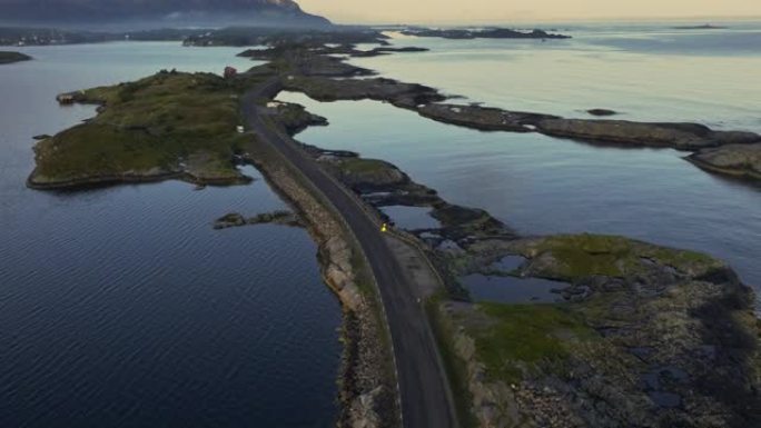 日落时挪威大西洋路的鸟瞰图