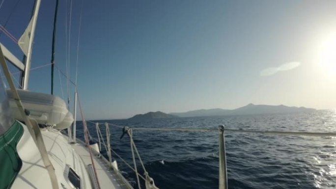 x5夏季在爱琴海用帆船在日出时航行的慢动作镜头