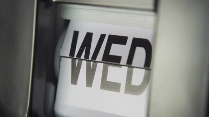 时钟通过放大技术改变一周中的几天