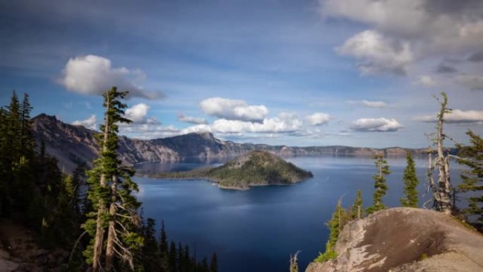 俄勒冈州火山口湖上方移动的云层的时间流逝
