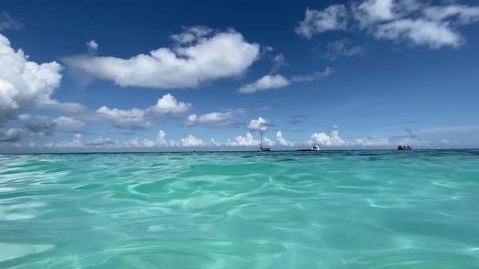 湛蓝的印度洋水逆天。娱乐和旅游概念。水平视频