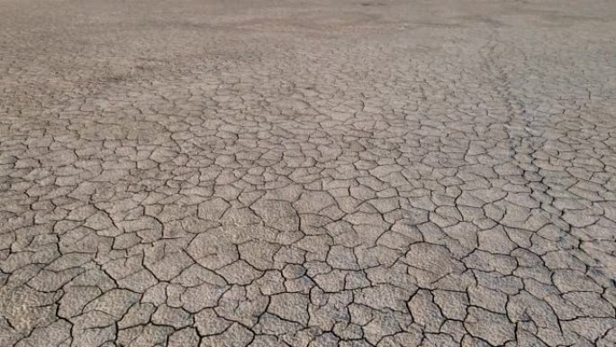 干旱导致地球破裂。全球变暖，大灾变。气候变化和干燥天气。经济危机，粮食危机。由于天气干燥，收成不佳。