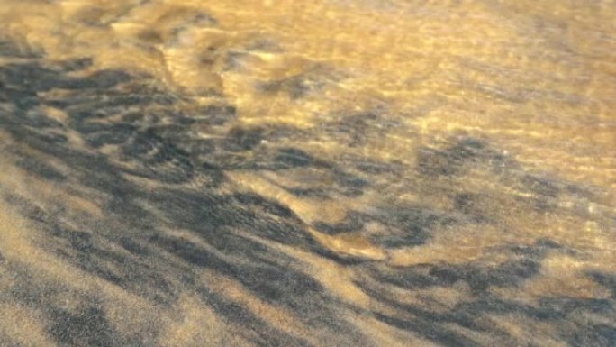沙金色纹理水流入海。