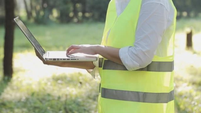 建筑工程师在蓝图工作，在办公室建造大型商业建筑。工程工具和施工概念。