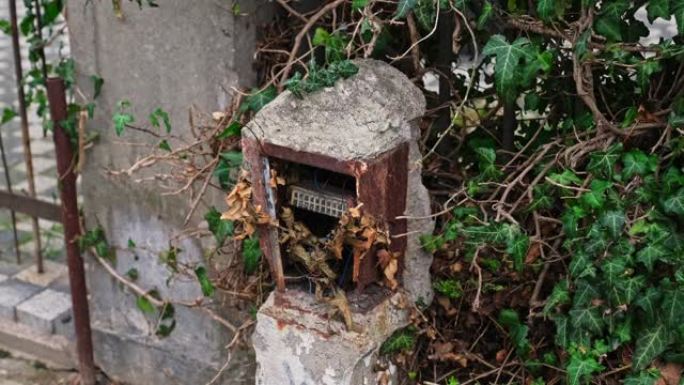 被破坏的室外电箱杆与暴露的电缆构成休克危险