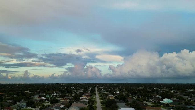 鸟瞰佛罗里达州朱庇特邻里镇的城市景观，日落时云朵白云