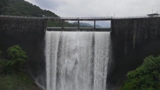 大坝泄洪，水从高处涌出