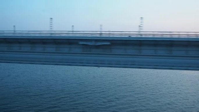 克里米亚大桥，刻赤，亚速海，黑海，从公共汽车的窗户2021年8月21日海景和船只。金属和混凝土屏障。