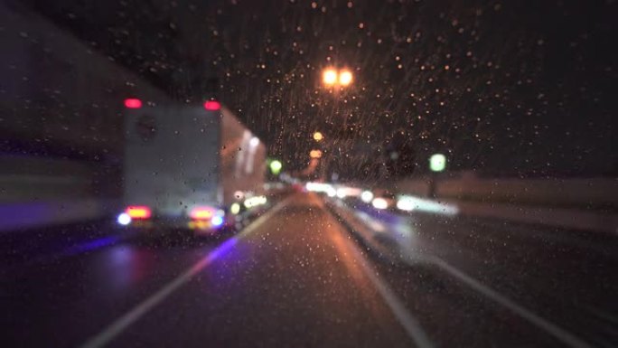 雨夜在高速公路上行驶