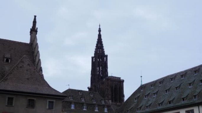 斯特拉斯堡大教堂和红石建筑的屋顶。法国斯特拉斯堡著名的哥特式圣母院。热门旅游目的地。旅游和旅游。斯特