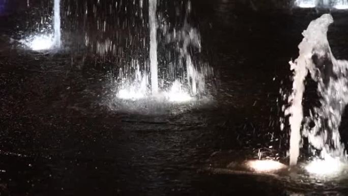 晚上喷泉的喷水