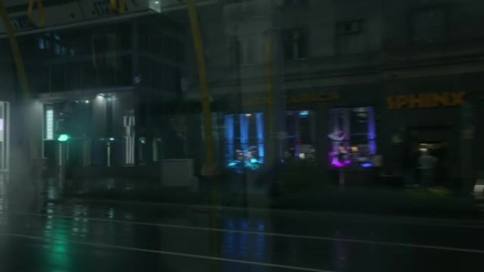 通过公共交通的窗户可以看到夜雨城市。华沙。