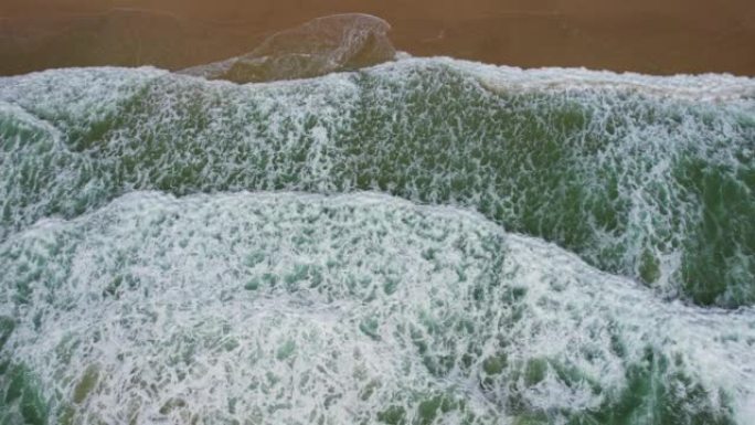 太平洋海浪在沙滩上破裂的鸟瞰图