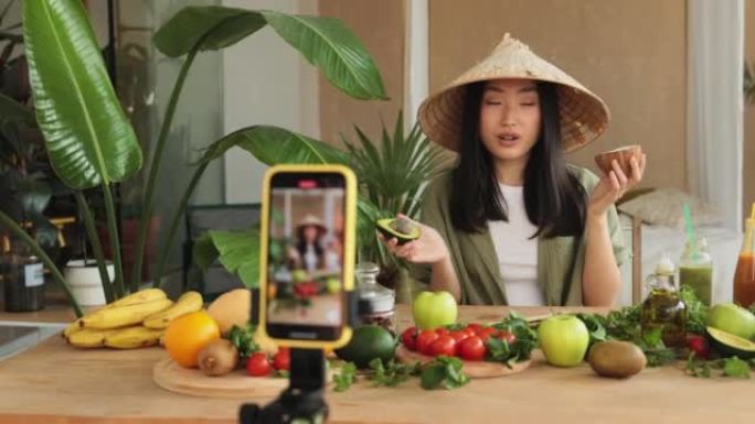 亚洲烹饪视频博客向追随者直播她的视频博客，展示如何准备早餐