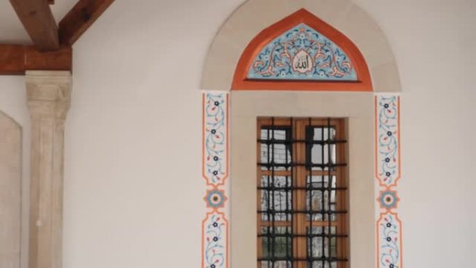 装饰清真寺的窗户，外部五颜六色的细节，特写