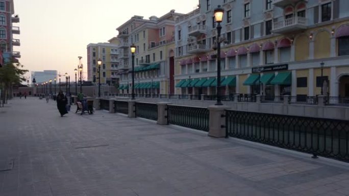 卡塔尔被称为珍珠的Qanat Quartier是多哈威尼斯的香奈儿，桥梁和建筑的复制品