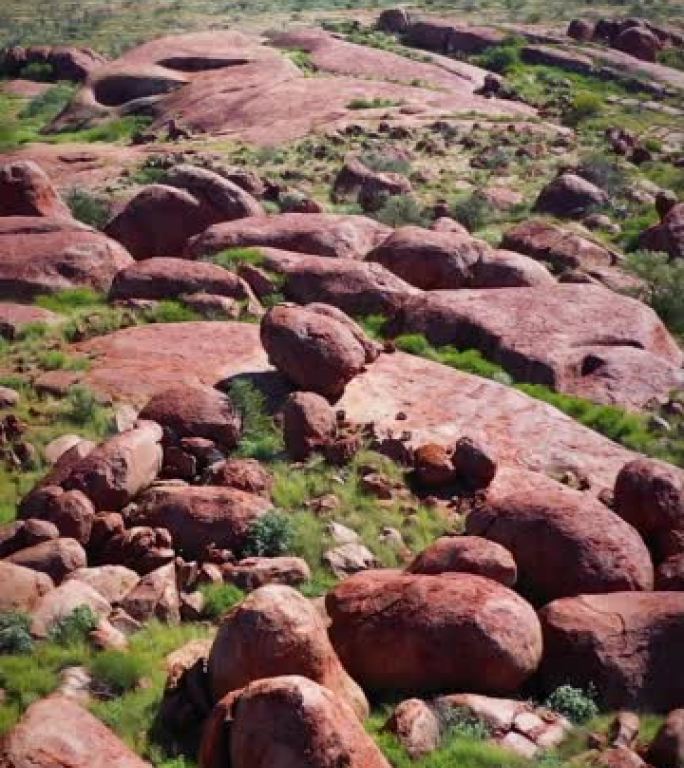 澳洲内陆的圆形红色岩石