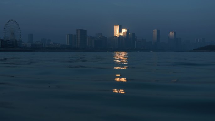 城市黄昏 海面倒影