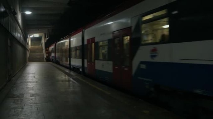 火车到达车站。废弃的铁路/地铁站台。犹太人区。夜市阴雨秋雾天气。哥谭市情绪。电影风格。