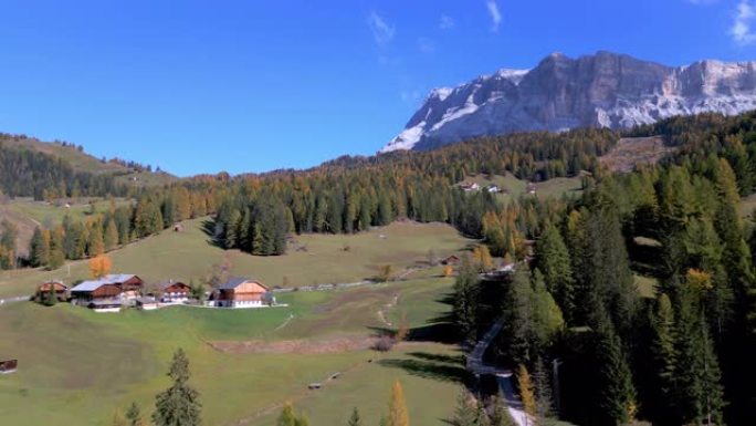 阿尔塔·巴迪亚山谷 (Alta Badia Valley)，在Pedraces (Pedratsch