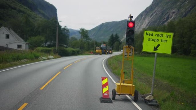 挪威道路上建筑工地的交通灯