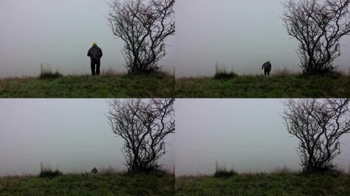 背着背包的人在雾中徒步旅行