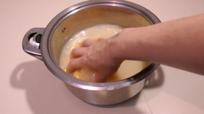 女人的手在锅里洗豌豆煮粥