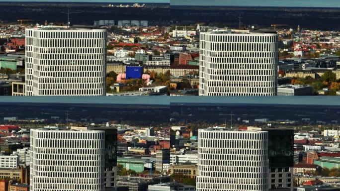 带有屋顶天线的高层办公楼顶部的放大镜头。城市自治市镇的建筑物在背景中运行。德国柏林夏洛滕堡街区