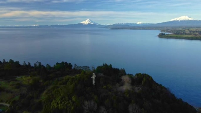 智利瓦拉斯港市腓立比公园十字路口的空中轨道。背景是卡尔布科火山和奥索诺火山。