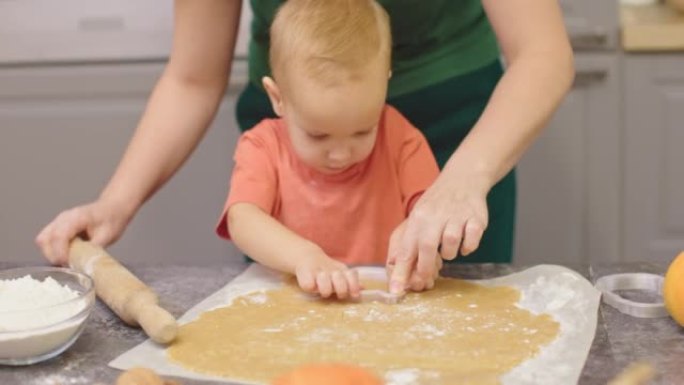 婴儿压榨饼干面团糕点妈妈和幼儿厨房自制