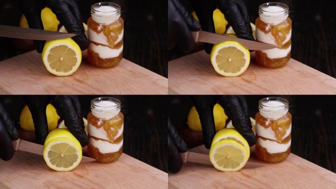 把柠檬切成小块放在桌子上