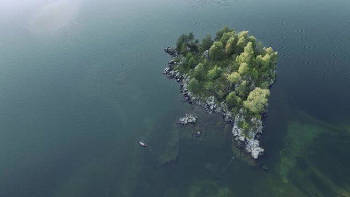 挪威湖上岛屿的鸟瞰图