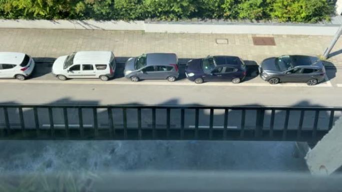 从公寓看到带停车场的城市道路