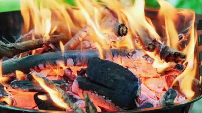 烧烤炉篝火中燃烧木炭的火焰