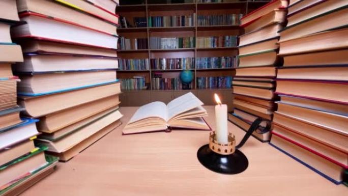 图书馆桌上的书，蜡烛燃烧，风翻页，书架和地球仪为背景