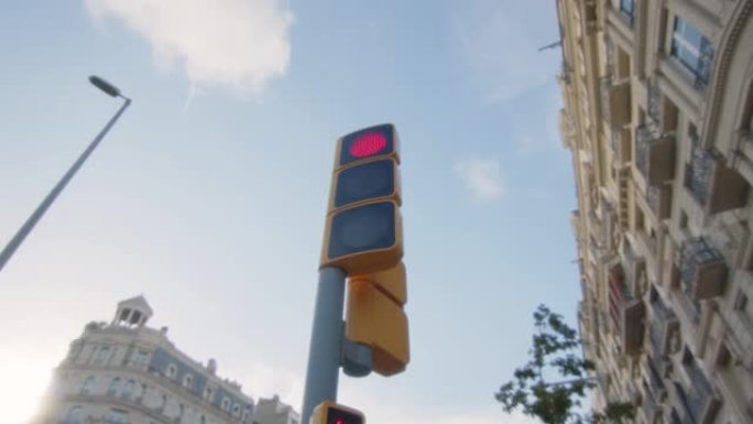 红灯在城市十字路口变绿