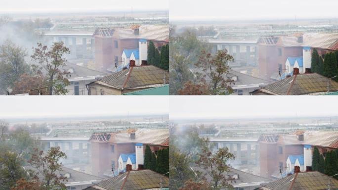 火灾产生的烟雾或树叶和碎屑的燃烧上升到屋顶上方