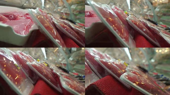 超市中单独包装，预先包装的红色生肉的特写镜头，放在配备特殊的冷藏透明展示柜中。