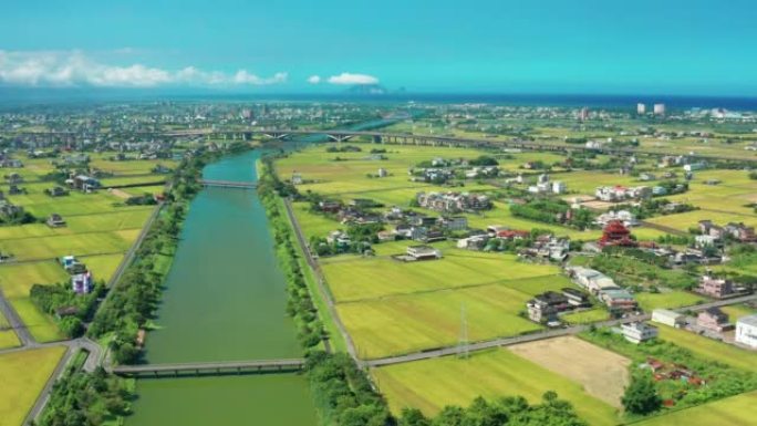 台湾宜兰稻田与冬山河的鸟瞰图