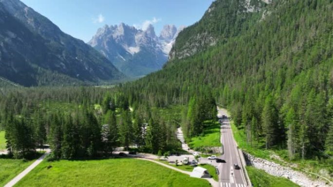 在意大利多洛米蒂山脉和交通道路的镜头上飞行的空中无人机视图。白云岩山脉，白云岩阿尔卑斯山或白云岩阿尔