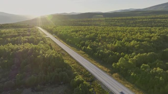 穿越挪威高地的公路风景鸟瞰图