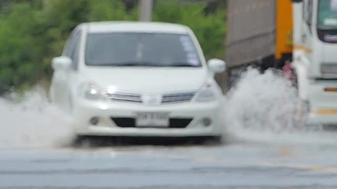 洪水中汽车行驶的散焦和慢动作。