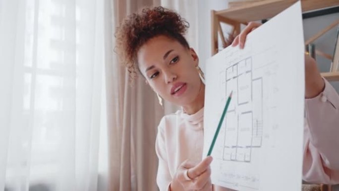 非裔美国设计师展示了说明纸张项目