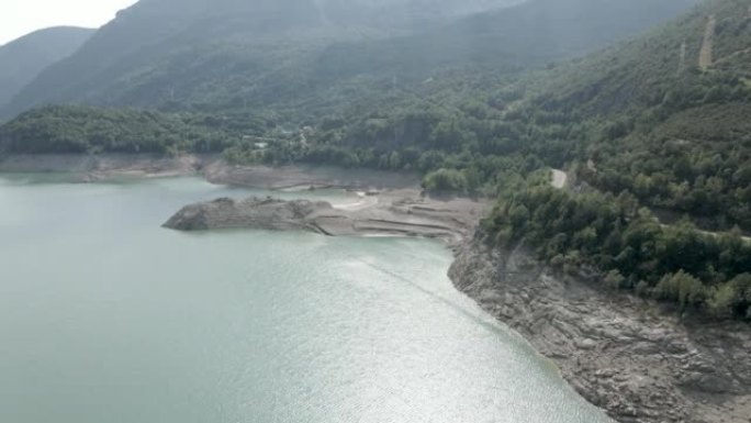 空中无人机可以从法国比利牛斯山脉远处的水坝中看到阿尤斯湖水位降低的情况。