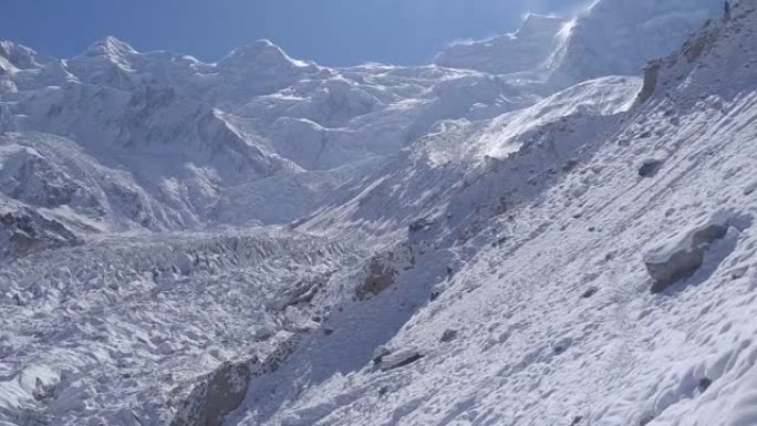 冬季第一场雪后，南迦帕尔巴特雪山的迷人景色。它也被称为杀手山和世界第九大山脉，位于吉尔吉特-巴尔蒂斯