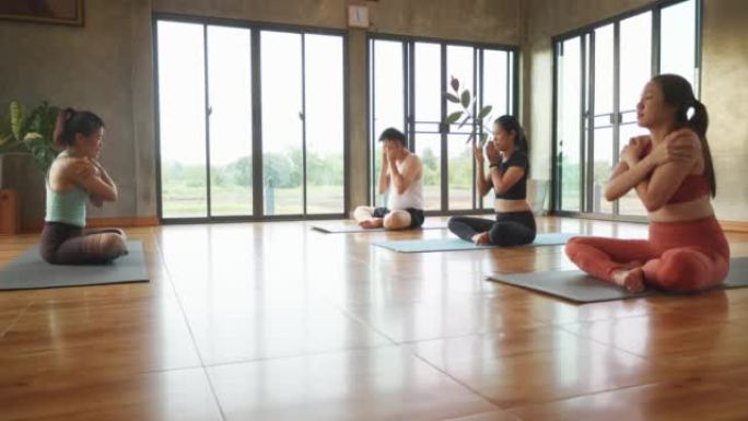 一群人在健身课上练习瑜伽的4k视频片段