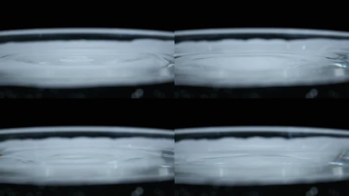 水滴以慢动作落在水面上，宏观拍摄