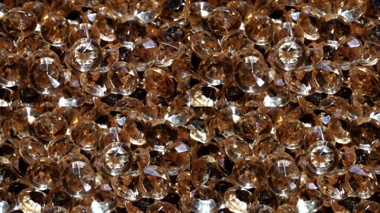 一堆钻石躺在棕色背景上，在阳光下闪耀特写