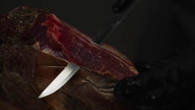 厨师切干腌西班牙火腿Jamon。