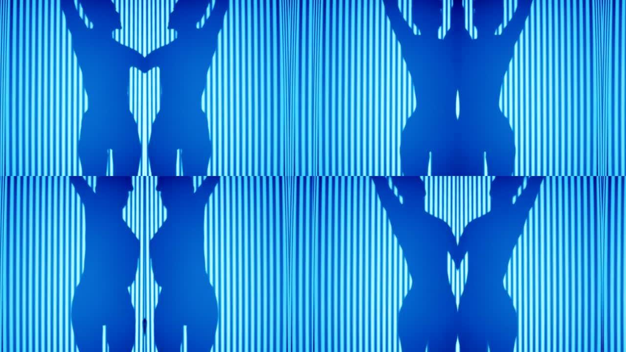 女人在条纹墙背景下在蓝色灯光下移动。(镜面反射)
